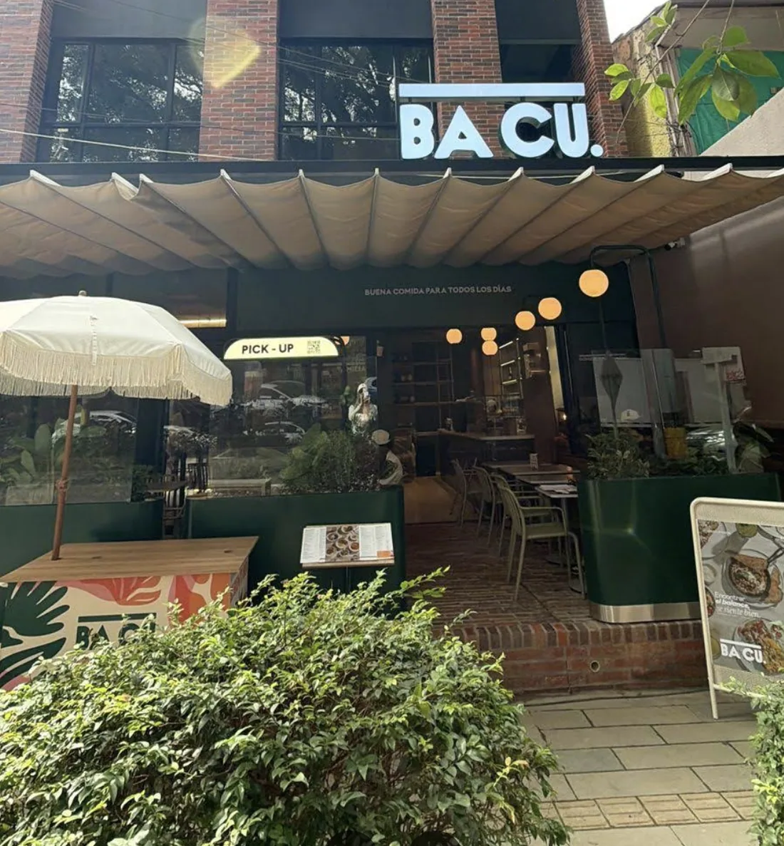 Fachada do restaurante Bacú no primeiro andar do URBIT Garden, Laureles, Medellín