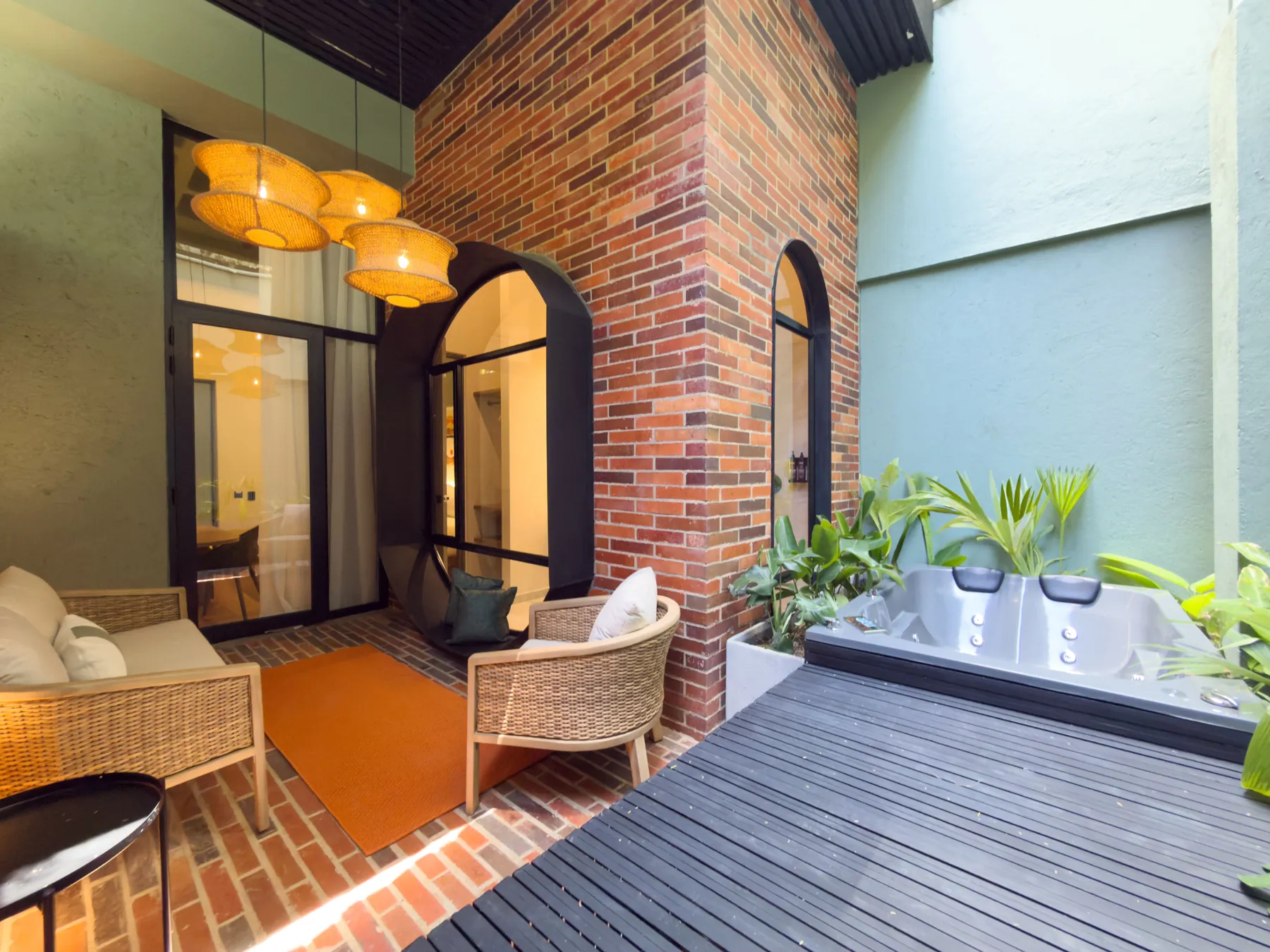 Pátio interno com jacuzzi e vegetação no URBIT Garden