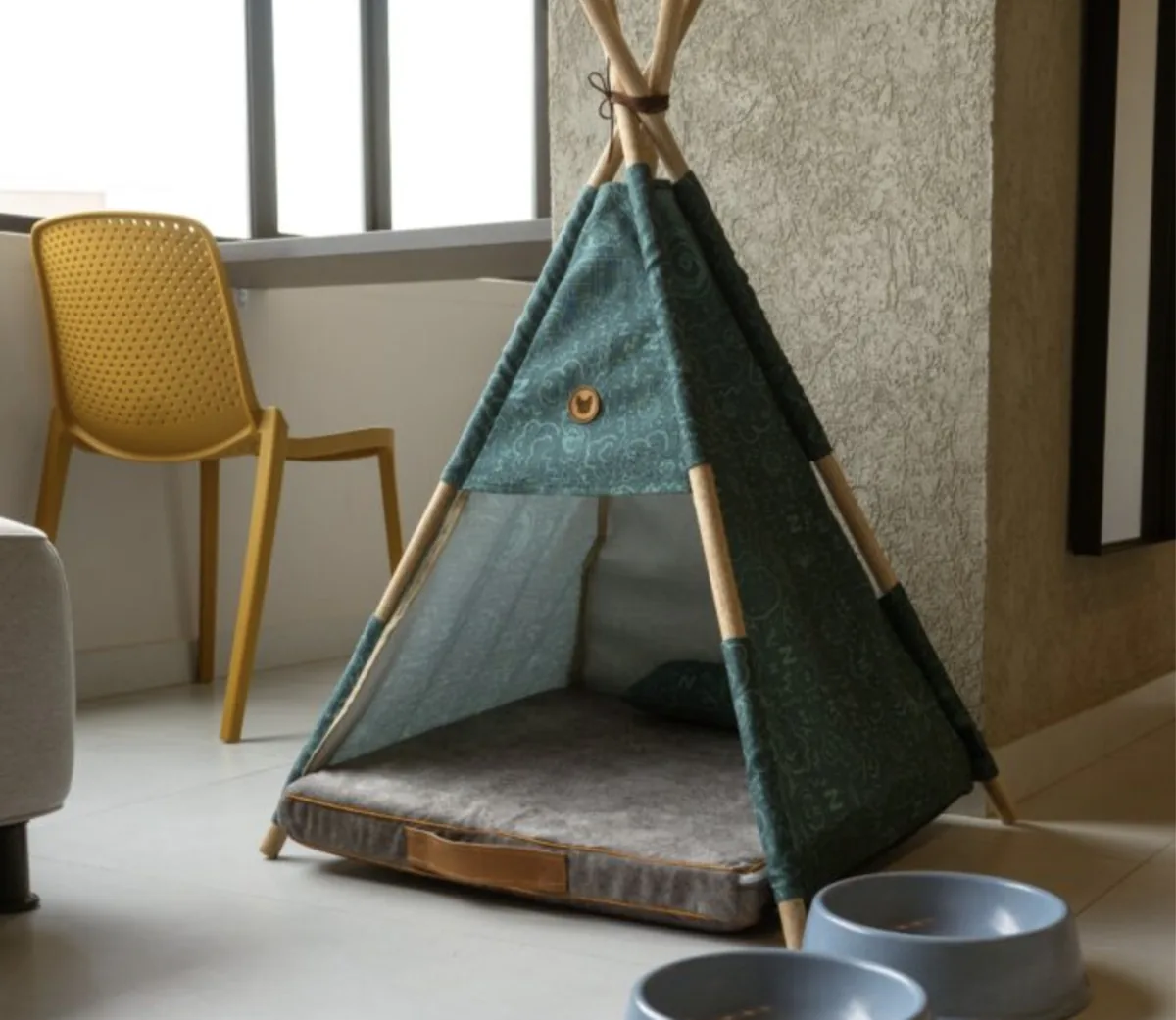 Caminha tipo tipi para pets em um quarto do URBIT Garden, Laureles, Medellín